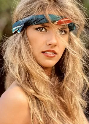 Винтажная фотомодель Терри Уэллс обнажает свои большие сиськи и волосатую киску на открытом воздухе