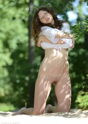 Симпатичная молоденькая Мари снимает нижнее белье и толстовку с капюшоном, чтобы позировать обнаженной на песчаном пятачке