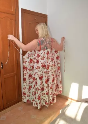 Пожилая блондинка толстушки Мелоди играет со своими большими сиськами в своей спальне