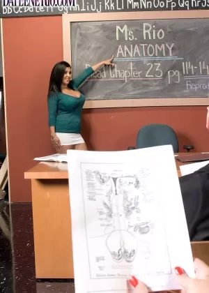 Горячая латиноамериканская учительница Дейлин Рио дает ученице уроки секса в классе