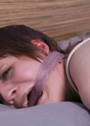 Татуированная девушка Криста Каос прикрепила вибратор к своей пизде, пока ее сдерживали