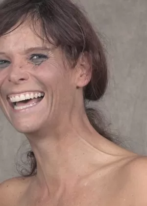 Бездонная зрелая девушка в чулках мастурбирует свою бритую пизду