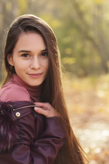 Милая русская девушка Леона Миа ест мороженое в ле 10