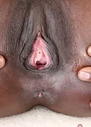 Негритянка Ana Foxxx улыбается, демонстрируя свою розовую вагину