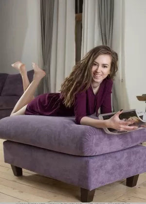 Стройная милфа Синтия Веллонс раздвигает свою киску перед вставкой секс-игрушки