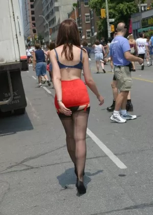 Эротичная милашка Шайла Дженнингс сверкает своими идеальными упругими сиськами в общественном парке