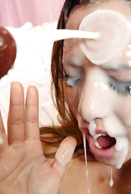 Азиатка Фэй раздевается до костюма на день рождения перед началом минета