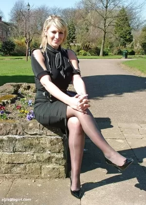 Не обнаженная позирует от сексуальной красотки Деми, которая любит делать это на открытом воздухе