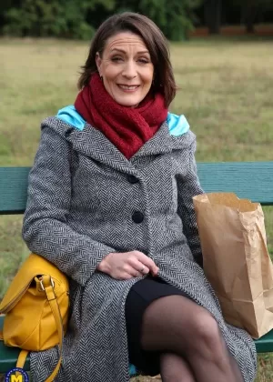 30-летняя брюнетка Мио Мур снимает бикини для первого обнаженного концерта