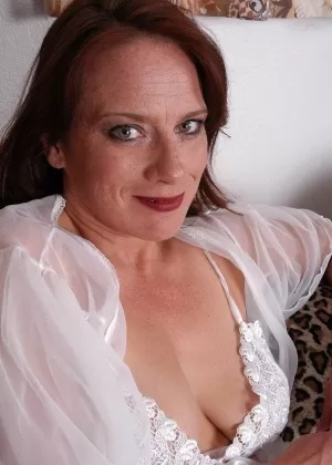 Сладкая брюнетка Ванесса Джей показывает свои отвисшие большие сиськи намыливает свою волосатую киску