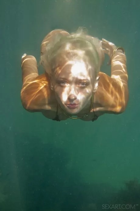 Украинская красавица Ника Н плавает под водой, чтобы позировать обнаженной 3