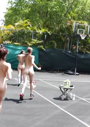 Лесбиянки, как всегда, развлекаются на теннисном корте