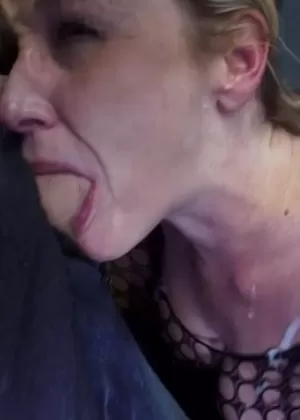 Татуированная блондинка Сара Джесси грязно отсасывает огромный член