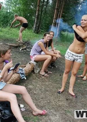 Развратные студентки с сексуальными фанатками наслаждаются жесткой секс-вечеринкой