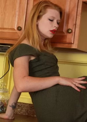 Натуральная рыжеволосая Ана Молли ласкает свою киску на кровати в полосатых гольфах до бедер