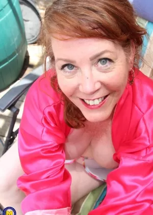 Зрелая рыжеволосая Бри Бентли раздевается догола, чтобы подрочить на одеяле