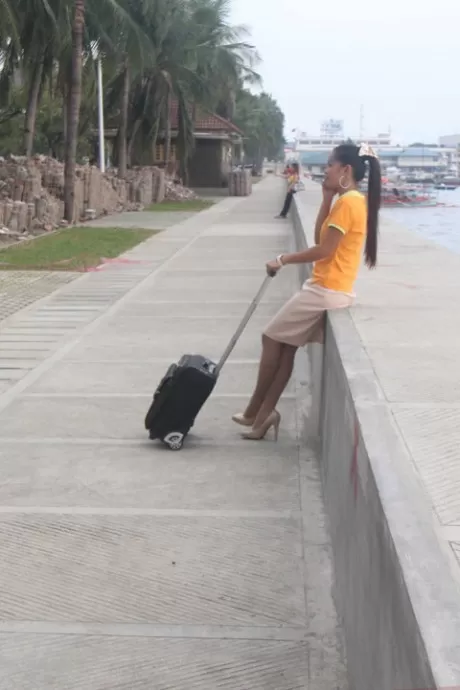 Тощая азиатская стюардесса обслуживает белый член