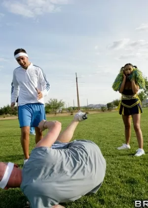 Жена милфа с большими сиськами Прия Анджели Рай чувствует огромный член в своей пизде