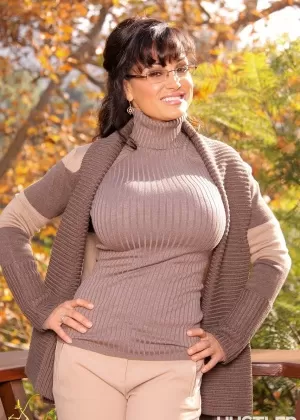 Пухленькая милфа Черри Брэди снимает свои массивные отвисшие сиськи, чтобы поласкать свои соски