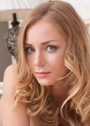 Голая Шэрон раздвигает босые ноги на кровати, чтобы показать свою возбужденную дырочку для траха