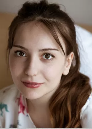 Девушка-подросток Максима снимает джинсовые шорты и кружевное нижнее белье, чтобы показать свою тугую пизду