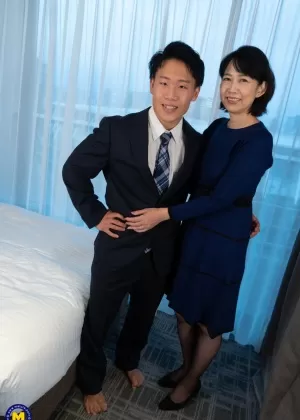 Стройная азиатская милфа с красивыми сиськами Каору Фудзитани принимает душ