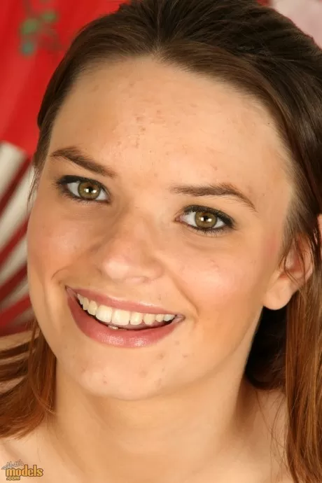 Симпатичная девушка Белла Брукс раздвигает пальчиком свою киску во время своего первого обнаженного концерта