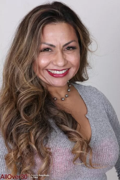 Более чем 30-летняя латиноамериканка Рокси Рокс (Roxy Rocks) показывает свой клитор после того, как раздела