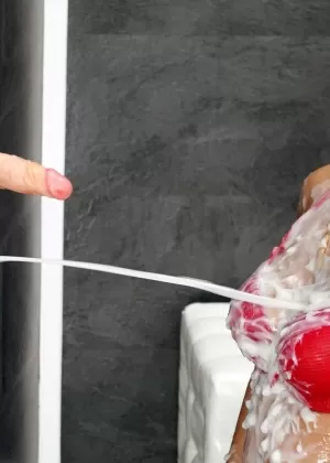 Сильно татуированную цыпочку Лили Лейн трахают на диване в ботинках OTK