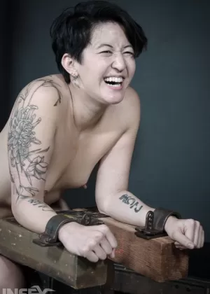 Молоденькая азиатка Элль Вонева обмахивает свое миниатюрное тело перед жестким трахом