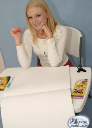 Задорная крошка соблазняет чернокожего парня и насаживается на его толстый член