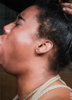 Толстая лесбиянка вставляет фаллоимитатор в жопу лесбиянки после порки ее голой задницы