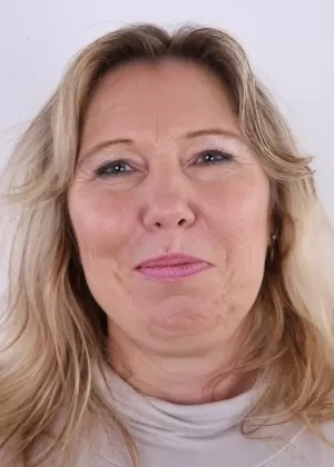 Тучная блондинка впервые снимает с себя одежду, чтобы позировать в купальнике