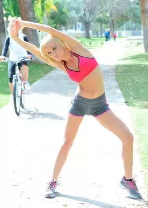 Одинокая девушка Наоми Беннет писает на гравийной дороге, когда ее застают врасплох