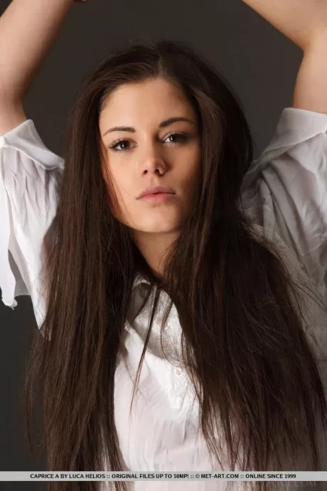 Красивая молодая модель Каприс А демонстрирует великолепные ноги во время раздевания догола