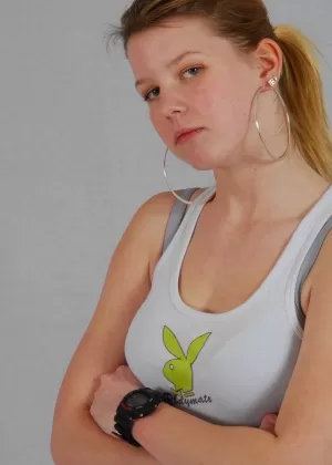 Натуральная рыжеволосая Кайли восхищается своими черными часами G-Shock во время сцены без обнаженной натуры