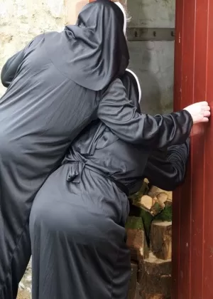 Непослушная монахиня Спиди Би и сестра занимаются сексом втроем с монахом