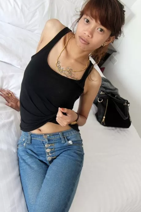 Японская модель Нана Окано обнажает свою маленькую грудь и бобер