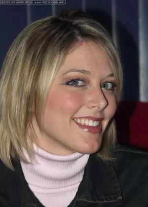 Блондинка любительница Кира освобождает свою упругую грудь от свитера с высоким воротом