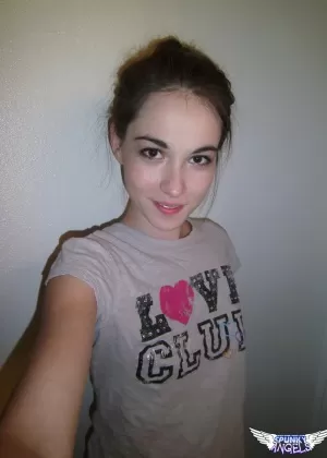 Симпатичная брюнетка Эмили раздевается, чтобы сделать селфи со своими голыми сиськами и горячей попкой