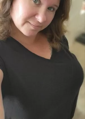 Пышногрудая любительница с ожирением Крис Энн раздевается до своих туфель на высоких каблуках