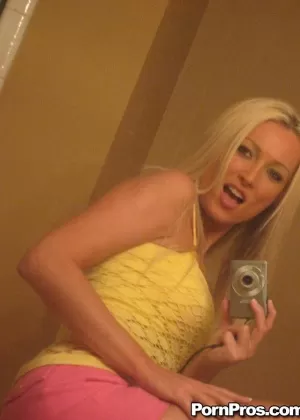 Блондинка любительская кукла Диана раздевается для селфи в ванной 51608061
