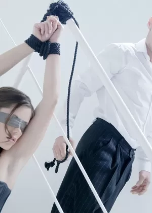 Белокурую цыпочку оставляют связанной с завязанными глазами и кляпом во рту у входной двери