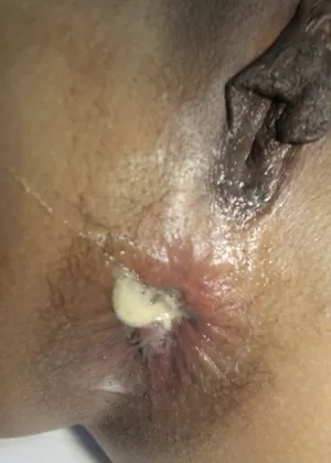 Грудастая белая цыпочка Эшли Адамс играет со спермой в жопе после сексуальных отношений