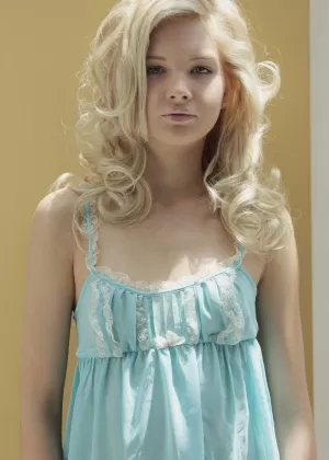 Великолепная цыпочка Эмбер Мари позирует обнаженной для фотосессии в центре пентхауса