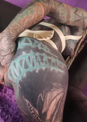 Курящая девушка-самоубийца с татуировками принимает грязный ДП после орального секса MMF