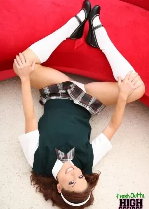 Британская лесбиянка Дабл Ди занимается сексом на кровати с молодой женщиной