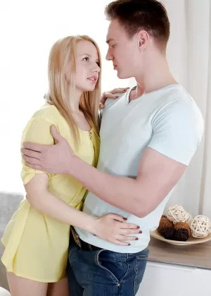 Сногсшибательный европейский подросток Ангел Лувв глубоко проникает в ее вагину