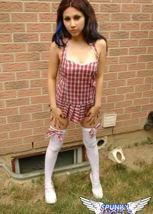 Очаровательная любительская школьница Ангел в белых чулках мелькает под юбкой в трусиках