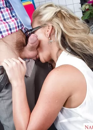 Пышная блондинка порнозвезда Феникс Мари делает глубокий минет члену и принимает сперма в жопе